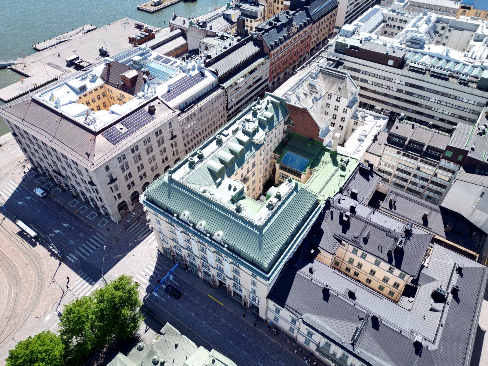 Ilmakuva vesikatosta ja kaupunkikohteesta - Eteläesplanadi 4, Helsinki