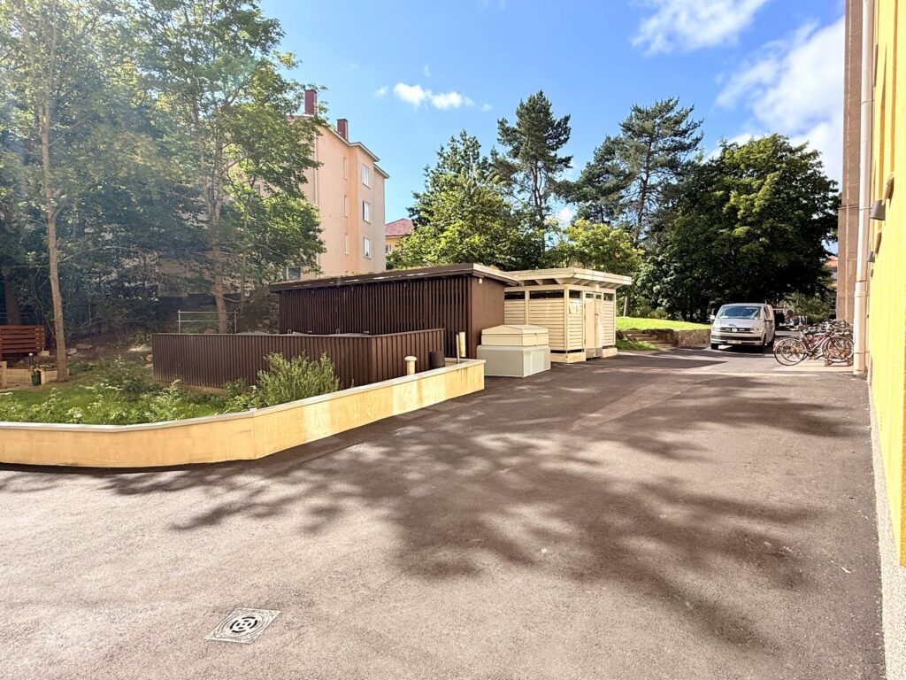 Pihakannen uusiminen ja pihatyöt - Kuustie 2, Helsinki