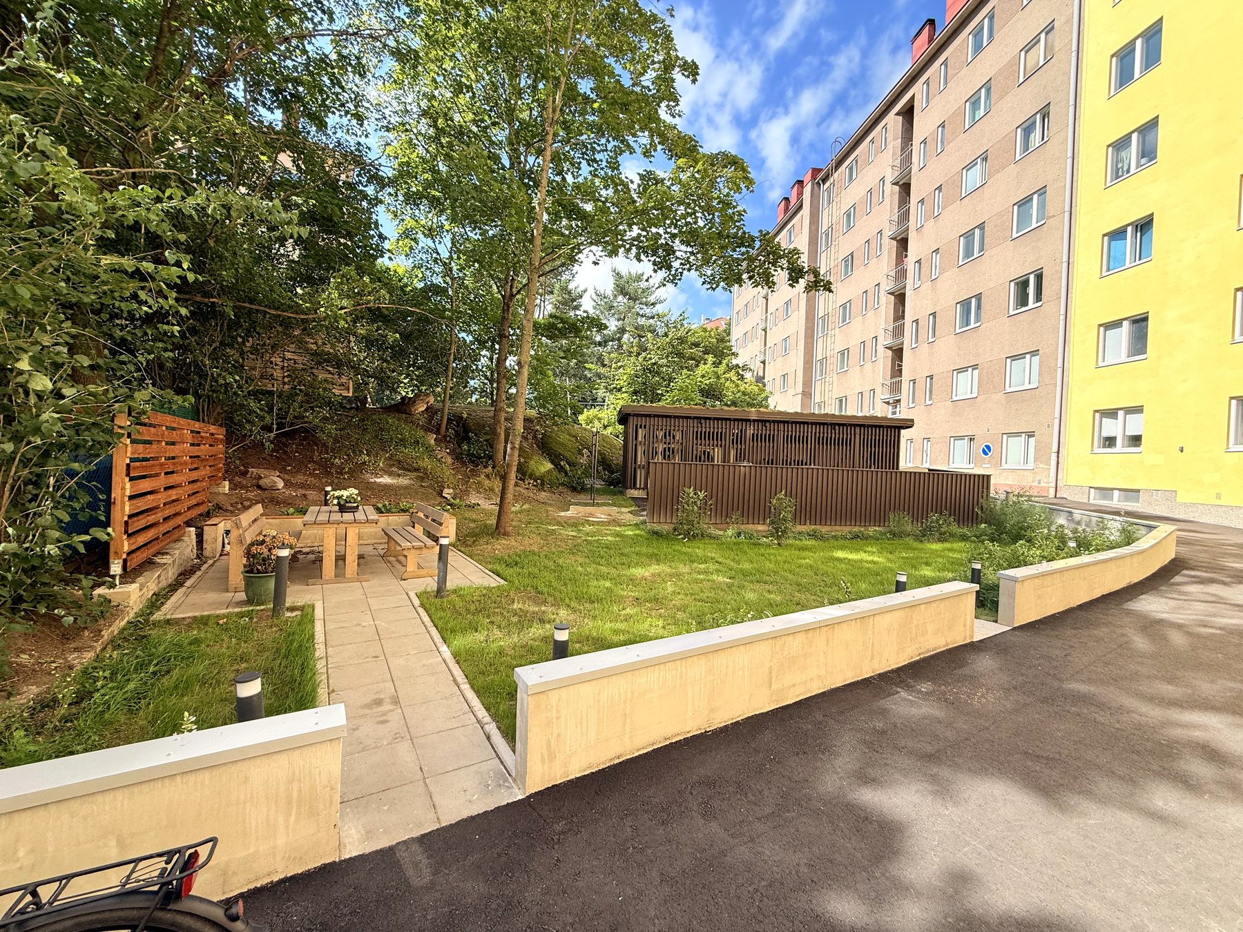 Valmis piha-alue ja istutusalueet - Kuustie 2, Helsinki