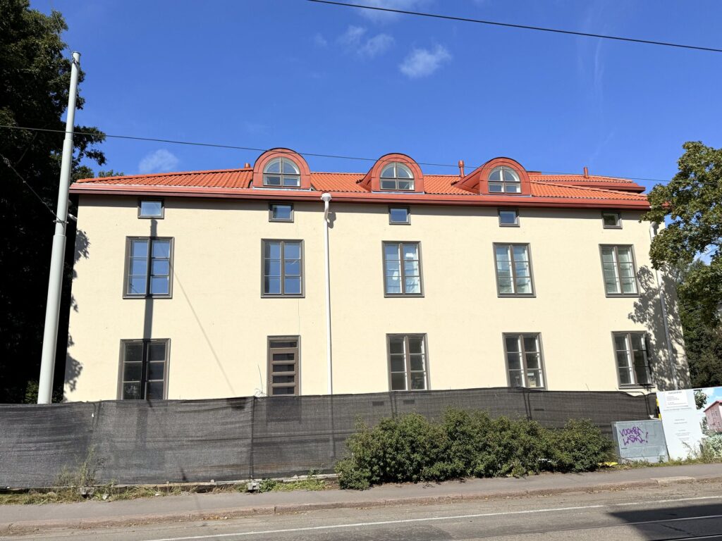 Levyrappaus asuinkerrostalossa - Laajalahdentie, Helsinki