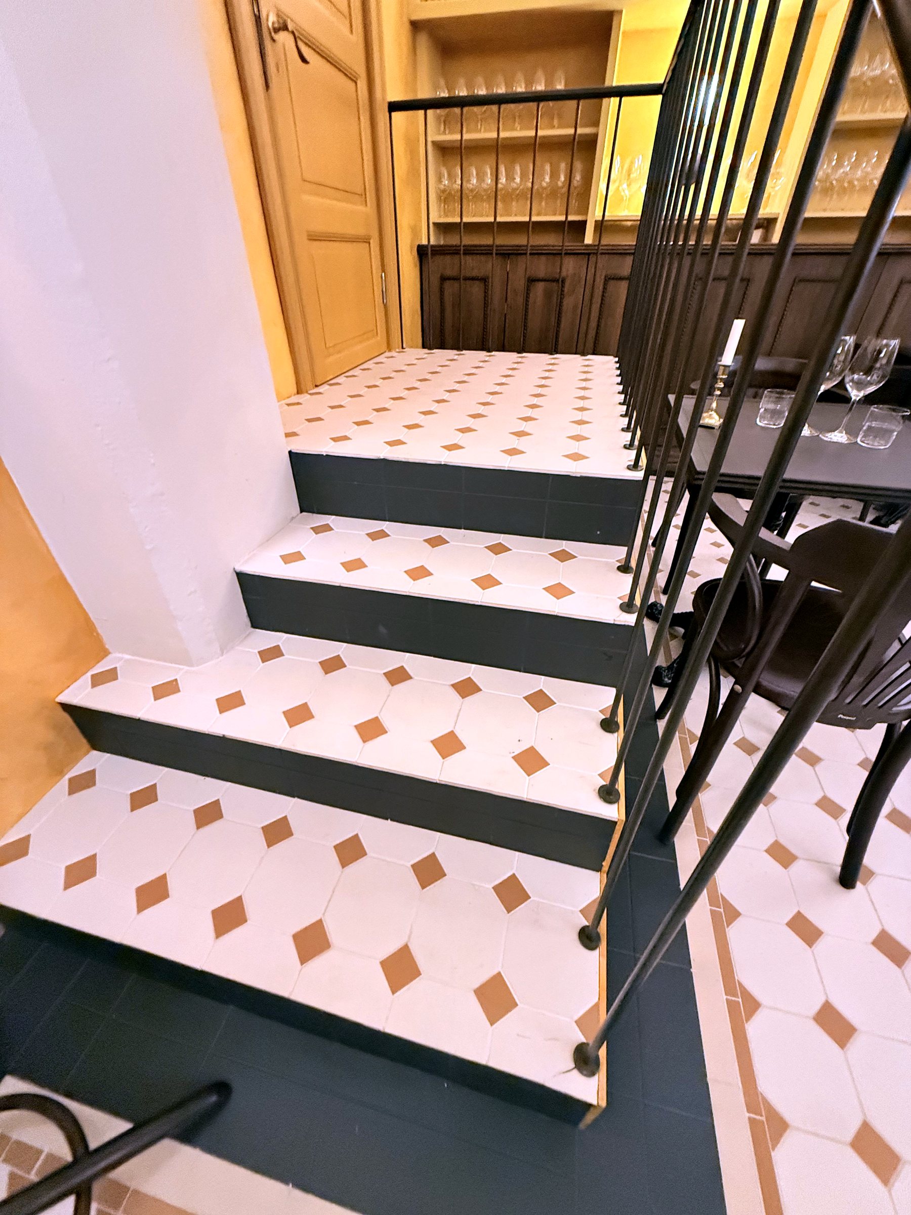 Portaiden ja lattian laatoitus - Meritullinkatu, Helsinki